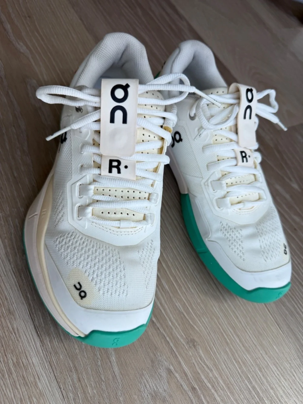 On Running "THE ROGER" & Swiss Engineering Collab Sneakers - Women’s 8 - Picture 4 of 10